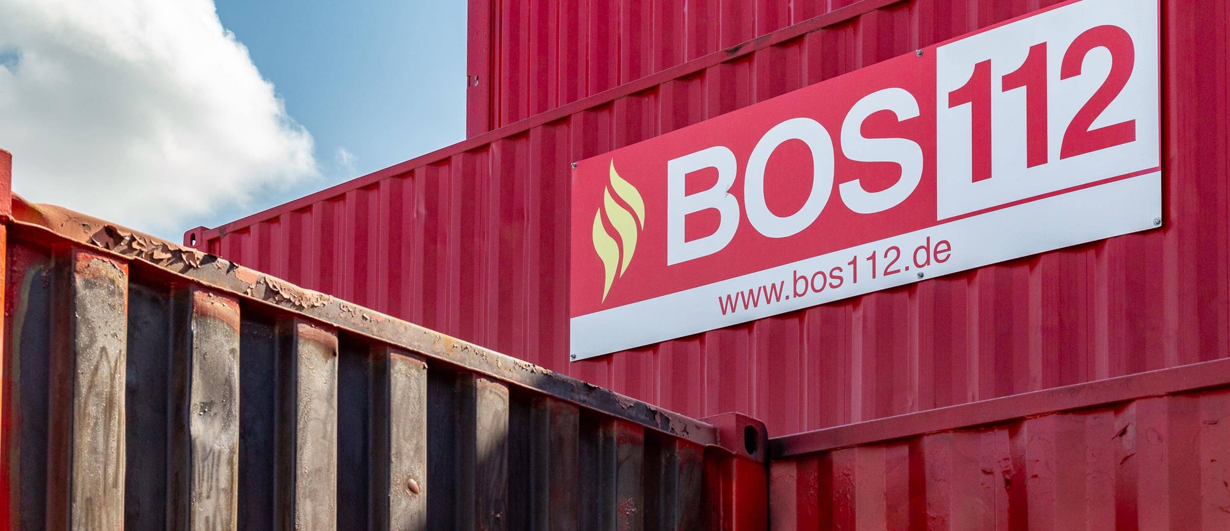BOS112-Schriftzug an einem Container