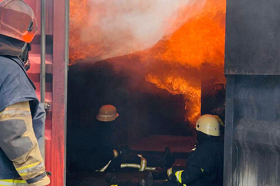 Flammen schlagen aus einem Container