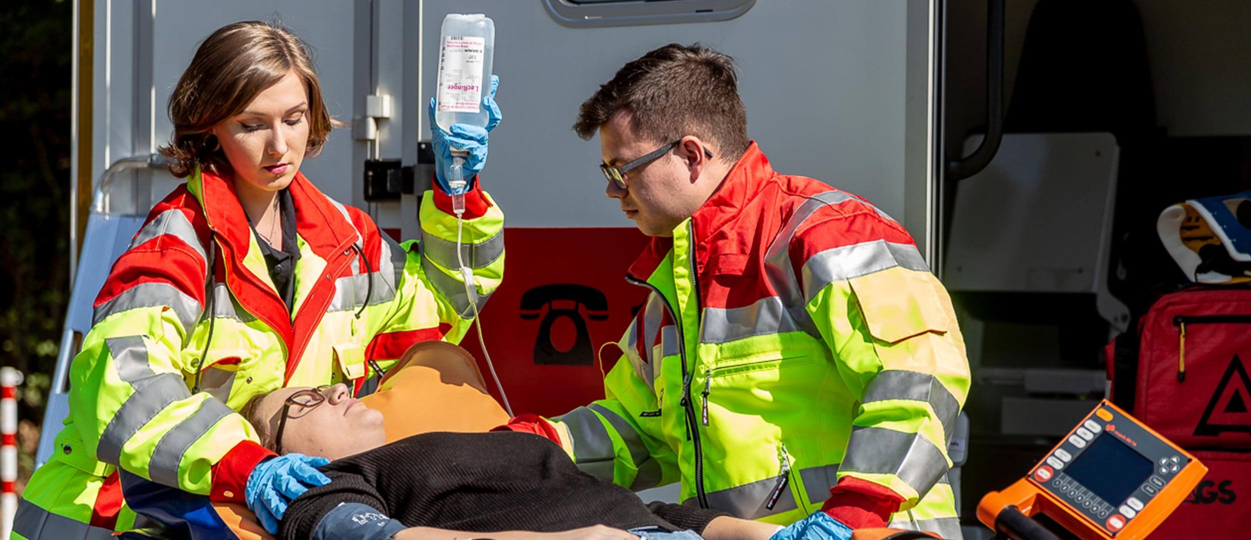 Sanitäter beim Einsatz: Nach dem AED-Lehrgang sind Sie in der Lage, das sogenannte Kammerflimmern mit einem Defibrillator zu beenden.