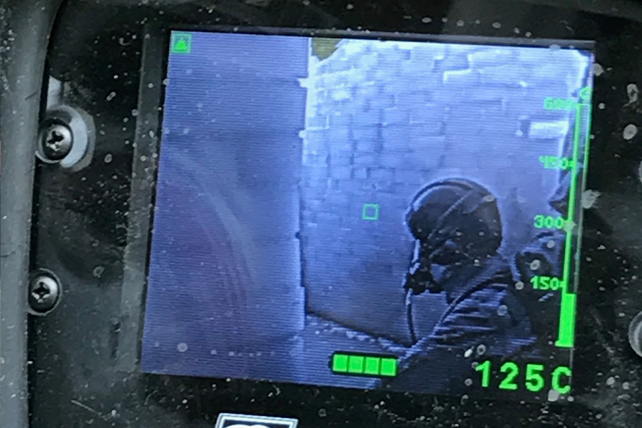 Ein Überwachungsbildschirm zeigt einen Feuerwehrmann im Übungsparcour