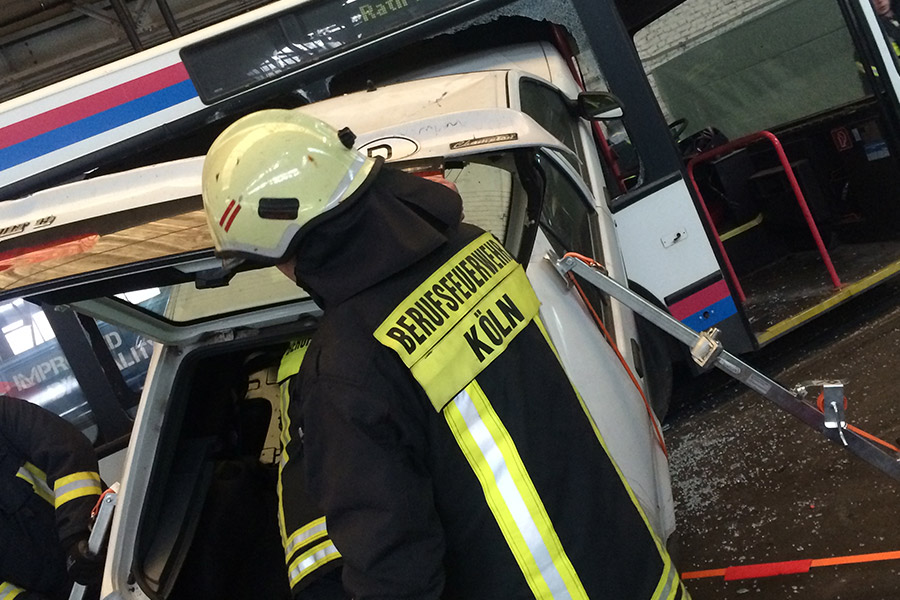 Berufsfeuerwehr Köln steht auf der Jacke des Feuerwehrmanns auf dem Trainingsgelände im BOS112