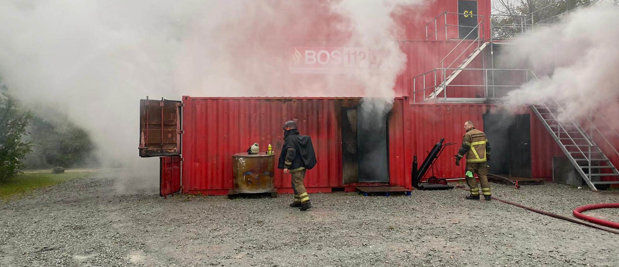 Rauch quillt aus einem roten Trainingscontainer