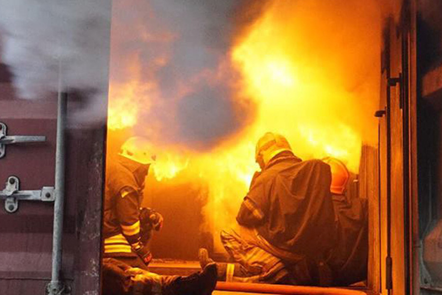 Feuerwehrleute löschen einen Brand im Übungscontainer
